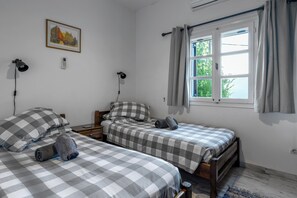 2 chambres, coffres-forts dans les chambres, fer et planche à repasser