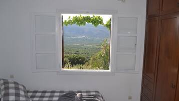 2 bedrooms, in-room safe, iron/ironing board, free WiFi