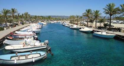 Villa confortable en el puerto deportivo de 20 metros del mar con un gran bosque de pinos privado