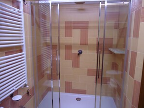 Regadera, secadora de cabello, bidet, jabón 