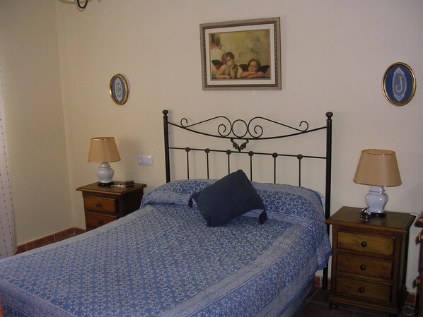 3 chambres, fer et planche à repasser, literie fournie