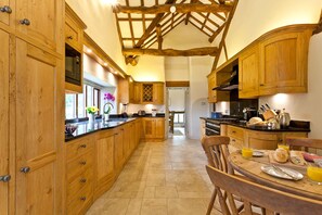 Fridge, microwave, oven, stovetop - Large, Luxury house. Peaceful location in Cartmel. Off-road parking. EV Charger (Cartmel)