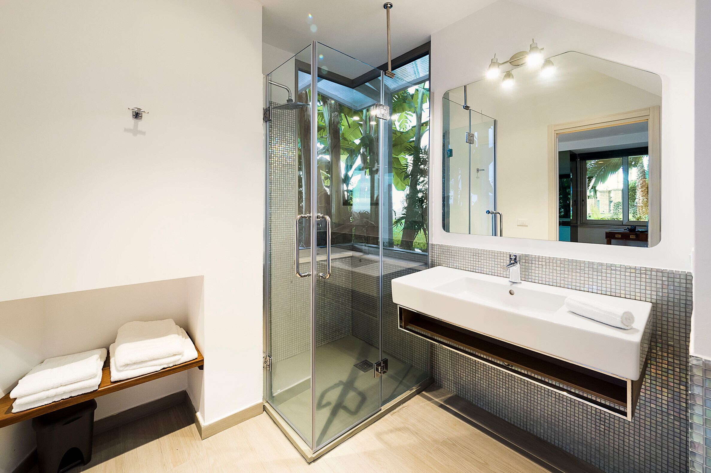 浴槽、ヘアドライヤー、タオル