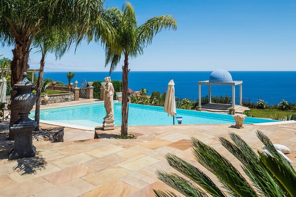 Ääretön uima-allas