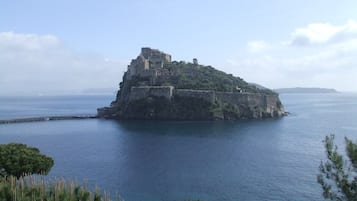 Una spiaggia nelle vicinanze, lettini da mare