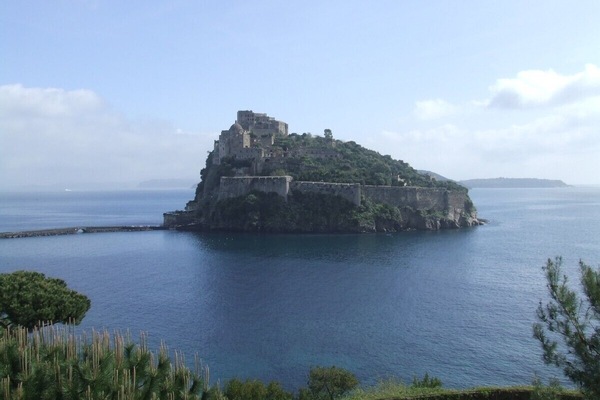 Vlak bij het strand, ligstoelen aan het strand