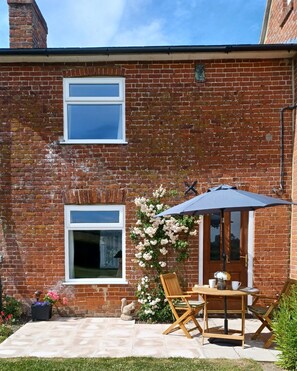Outdoor dining - Tranquil Cottage adjoining rural farmhouse 5 miles from Suffolk Coast (Saxmundham)