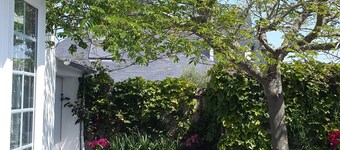 Typisch huis met tuin in de buurt van de zee