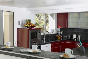 Coffee/tea maker, fridge, microwave, oven - Superb villa "feet in the water" (Roquebrune-Sur-Argens)