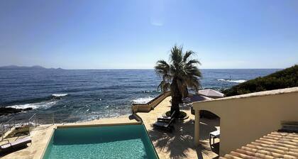 Superb villa "feet in the water"