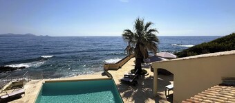 Superb villa "feet in the water"