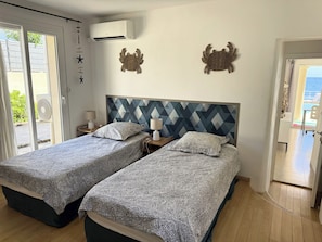 5 bedrooms, in-room safe, iron/ironing board, travel crib - Superb villa "feet in the water"  (Roquebrune-Sur-Argens)