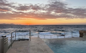 A pool area with a view of the ocean and a sunset. - Superb villa "feet in the water"  (Roquebrune-Sur-Argens)