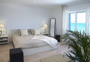 5 عدّة غرف نوم وخزنة داخل الغرفة ومكواة/لوح كي وسرير سفر