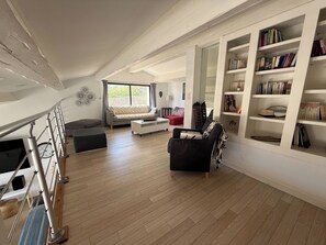 TV, books, stereo - Superb villa "feet in the water"  (Roquebrune-Sur-Argens)