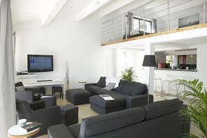 TV, livros, aparelho de som
