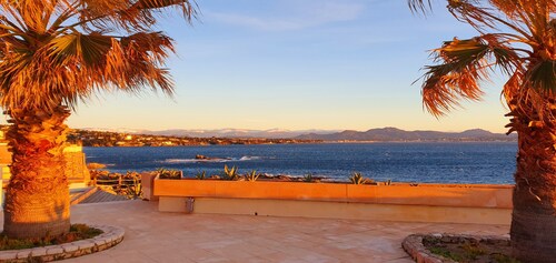 Superb villa "feet in the water" 