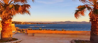 Superb villa "feet in the water" 