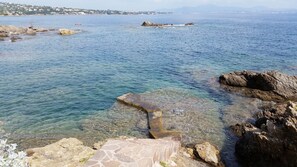 Plage à proximité, chaise longue, serviettes de plage