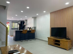 Een koelkast, een magnetron, een oven, een kookplaat