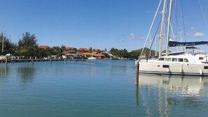 Un port de plaisance avec des bateaux amarrés, une eau calme et un ciel dégagé.