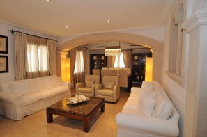 Smart TV, reproductor de DVD, futbolito y tenis de mesa 