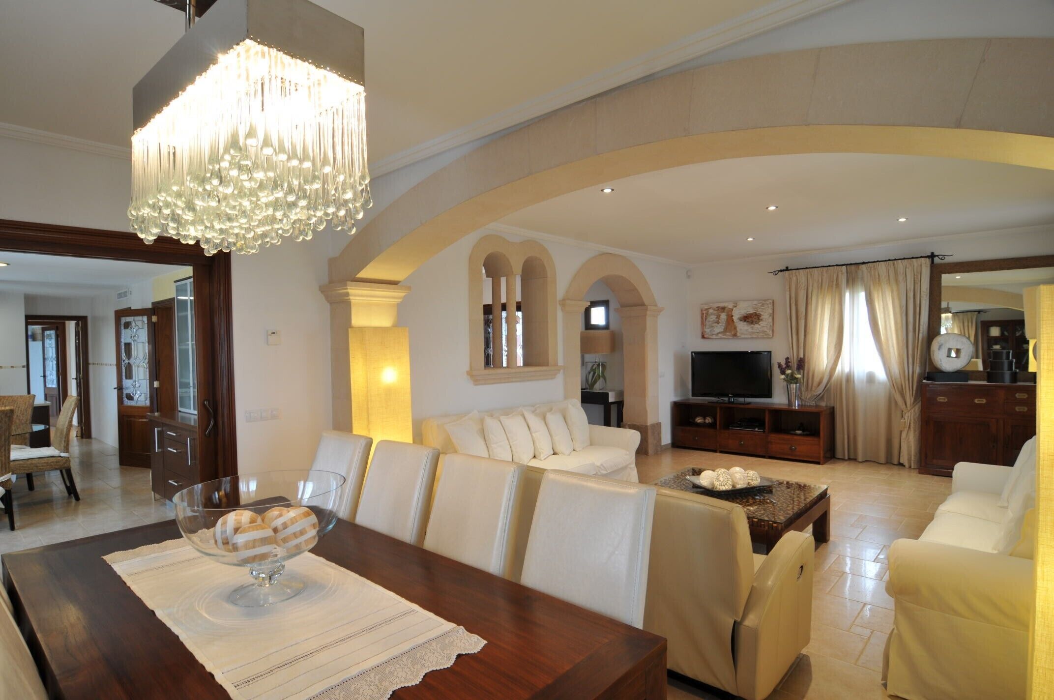 TV connectée, lecteur de DVD, baby-foot, table de tennis de table