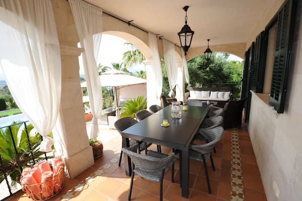 Outdoor dining