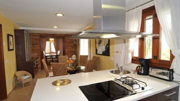 Jääkaappi, mikroaaltouuni, uuni, liesi