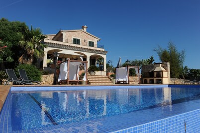 Luxury Villa with pool,BBQ. Swings ,Gym, Jacuzzi, Pool table,foosball,ping-pong