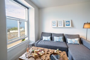 TV, DVD player, books - Beautiful two bed apartment with sea front views (Tenby)