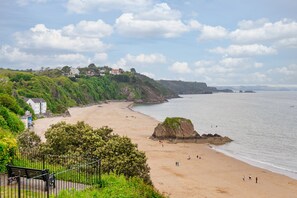 Beach nearby - Beautiful two bed apartment with sea front views (Tenby)