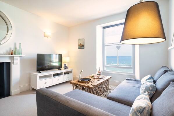 TV, DVD player, books - Beautiful two bed apartment with sea front views (Tenby)