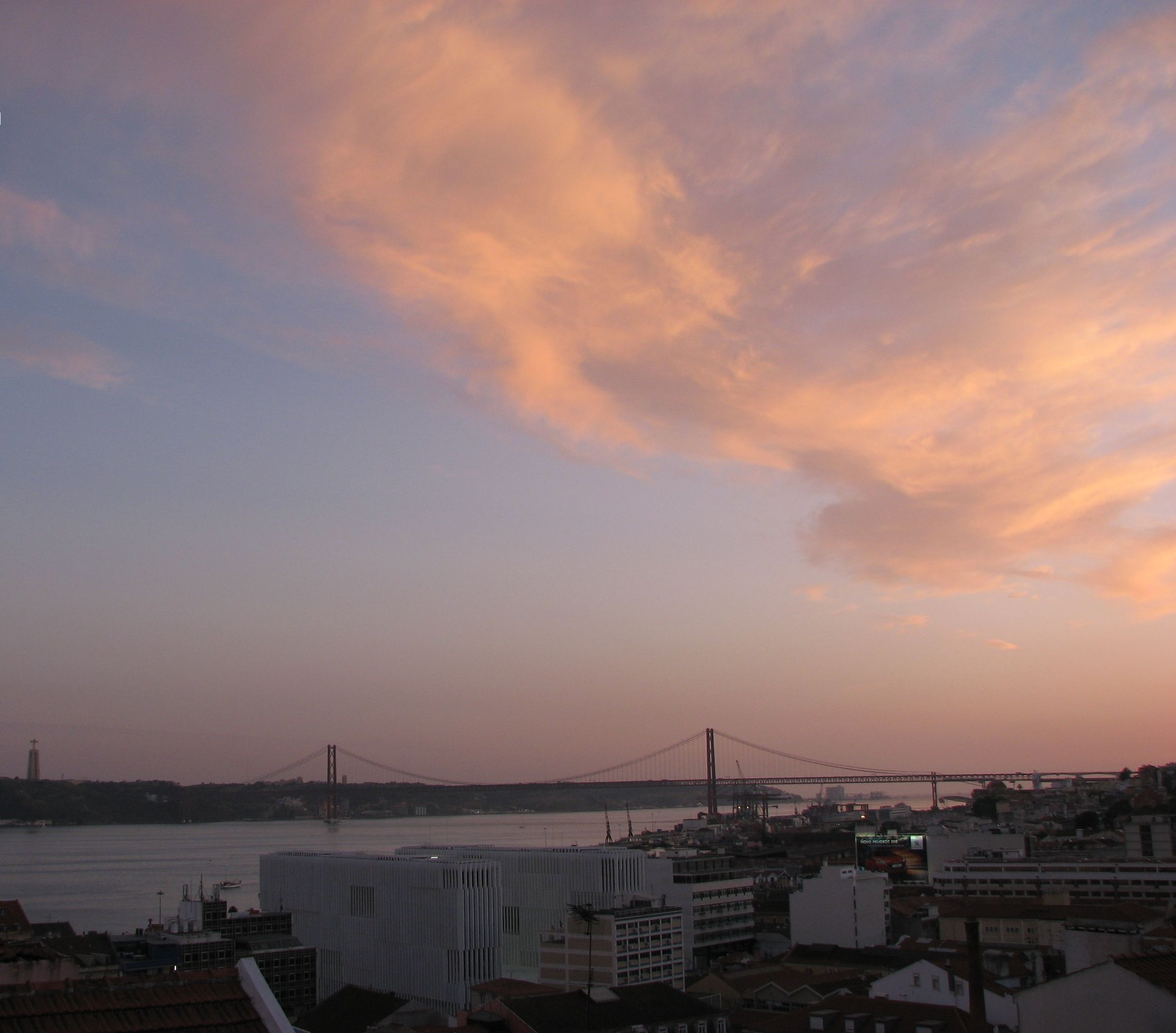 Une vue urbaine avec un pont imposant et des bâtiments.