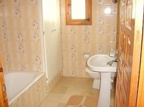 Tina, secadora de cabello, bidet, toallas