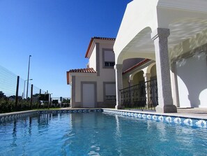 Pool - Recent house with lagoon views 100 meters from the beach (LAGOA DE ALBUFEIRA)
