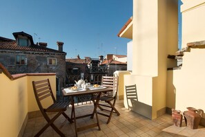 Outdoor dining - Apartment with private terrace in S.Polo in the heart of Venice (Venecia)