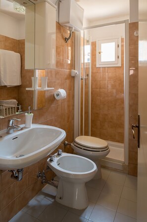 Dusche, Haartrockner, Handtücher