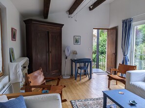 Fernseher, Kamin, DVD-Player, Bücher