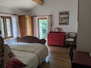 3 chambres, bureau, fer et planche à repasser, lit parapluie