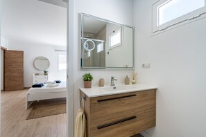 Haartrockner, Handtücher, Seife, Toilettenpapier