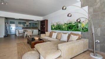 Una Smart TV, una mesa de tenis de mesa