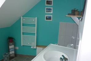 Shower, hair dryer - L'ORMEAU - BREATHTAKING VIEWS OF CROZON MORGAT BEACH  (Crozon)