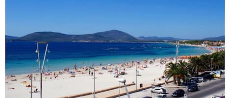 Una spiaggia nelle vicinanze