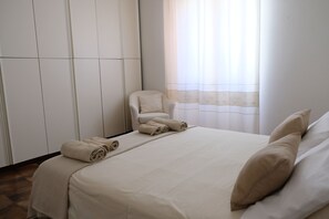 3 bedrooms, in-room safe, iron/ironing board, travel cot