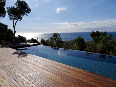 Architect's villa 330m2, air-conditioned. 180° sea view, infinity pool.