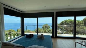 5 bedrooms, in-room safe, iron/ironing board, travel cot