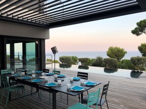 Outdoor dining - Architect's villa 330m2, air-conditioned. 180° sea view, infinity pool. (Tamariu)