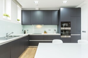 Kühlschrank, Mikrowelle, Ofen, Geschirrspüler