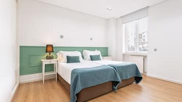 3 slaapkamers, een strijkplank/strijkijzer, gratis wifi, beddengoed